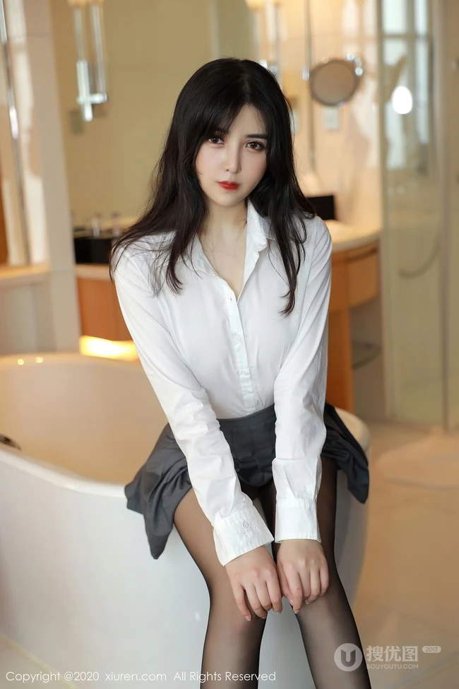 腿玩年，线条感控的精选，高颜值气质女生韩静安白衫短裙袜装高跟吸睛图集