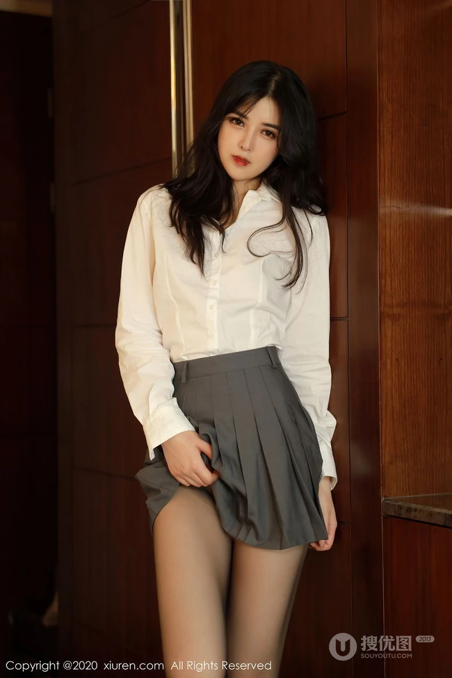 腿玩年，线条感控的精选，高颜值气质女生韩静安白衫短裙袜装高跟吸睛图集