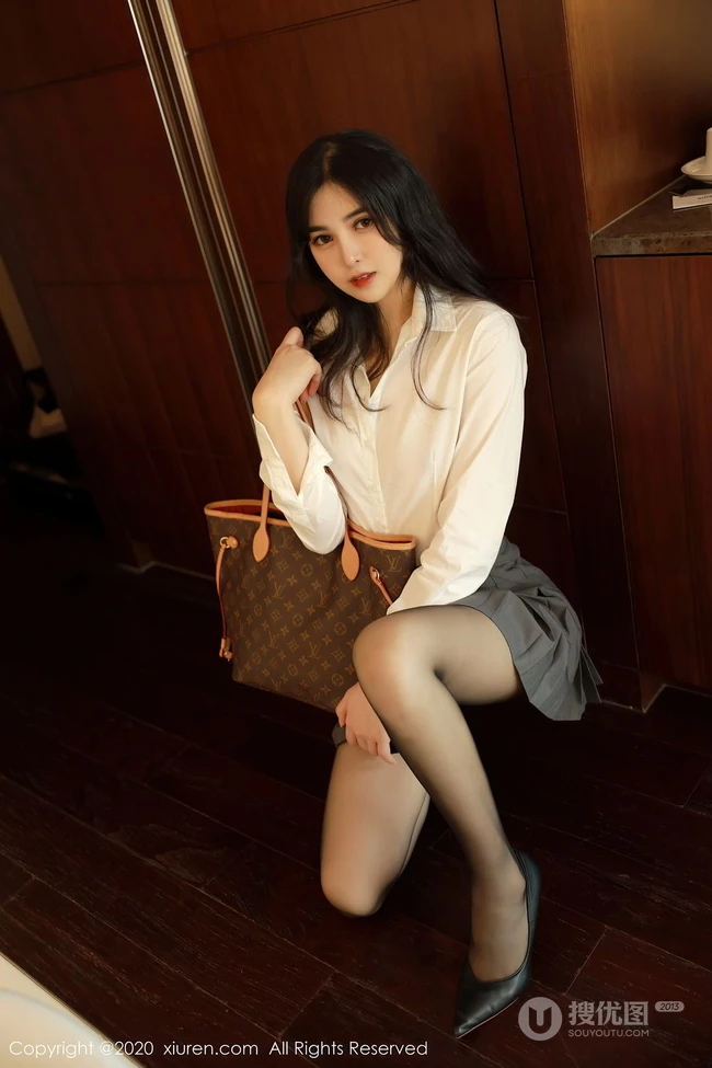 腿玩年，线条感控的精选，高颜值气质女生韩静安白衫短裙袜装高跟吸睛图集