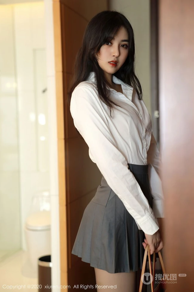 腿玩年，线条感控的精选，高颜值气质女生韩静安白衫短裙袜装高跟吸睛图集