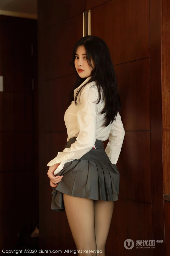 腿玩年，线条感控的精选，高颜值气质女生韩静安白衫短裙袜装高跟吸睛图集