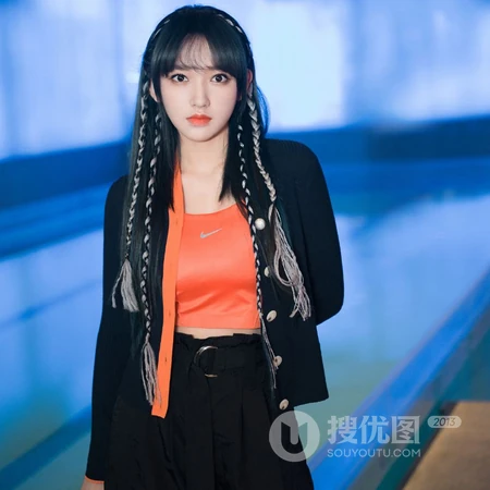 程潇头像，气质时尚女生程潇小麻花辫绑发发型搭配休闲黑衣长裤头像图片