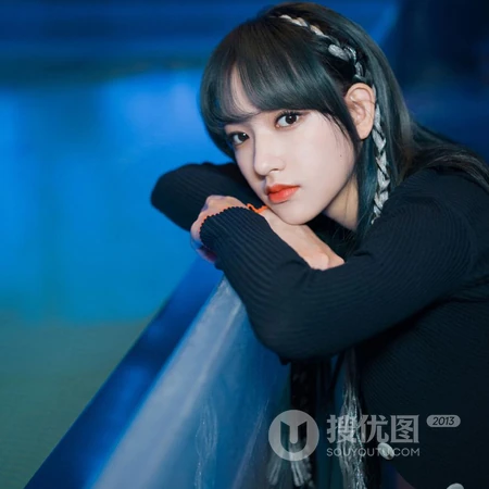程潇头像，气质时尚女生程潇小麻花辫绑发发型搭配休闲黑衣长裤头像图片