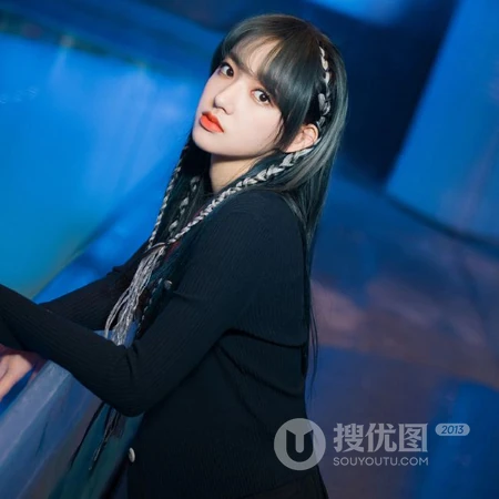 程潇头像，气质时尚女生程潇小麻花辫绑发发型搭配休闲黑衣长裤头像图片