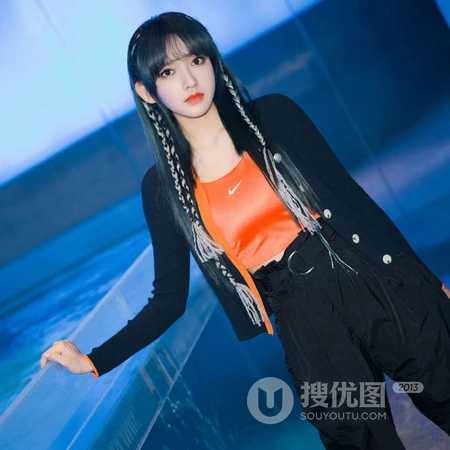 程潇头像，气质时尚女生程潇小麻花辫绑发发型搭配休闲黑衣长裤头像图片