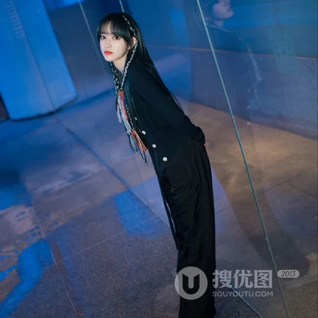 程潇头像，气质时尚女生程潇小麻花辫绑发发型搭配休闲黑衣长裤头像图片