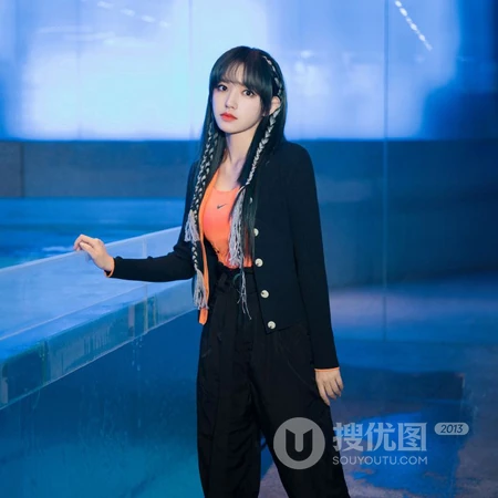 程潇头像，气质时尚女生程潇小麻花辫绑发发型搭配休闲黑衣长裤头像图片
