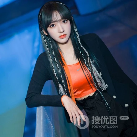 程潇头像，气质时尚女生程潇小麻花辫绑发发型搭配休闲黑衣长裤头像图片