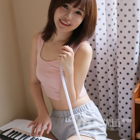 笑容甜美，可爱，小清新，粉色背心短裤短发网图女生微信头像图片集