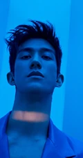 李治廷简约西装小秀身材，一展硬朗型男的气质轮廓