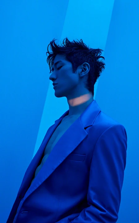 李治廷简约西装小秀身材，一展硬朗型男的气质轮廓