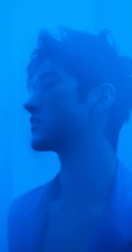 李治廷简约西装小秀身材，一展硬朗型男的气质轮廓