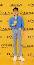 朱一龙蓝色衬衫牛仔裤松糕鞋穿搭参加某活动写真照