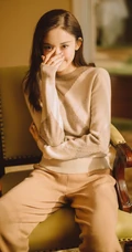 古力娜扎驼色系休闲穿搭随性写真，一张沙发凳也能玩出魅力时尚