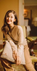 古力娜扎驼色系休闲穿搭随性写真，一张沙发凳也能玩出魅力时尚