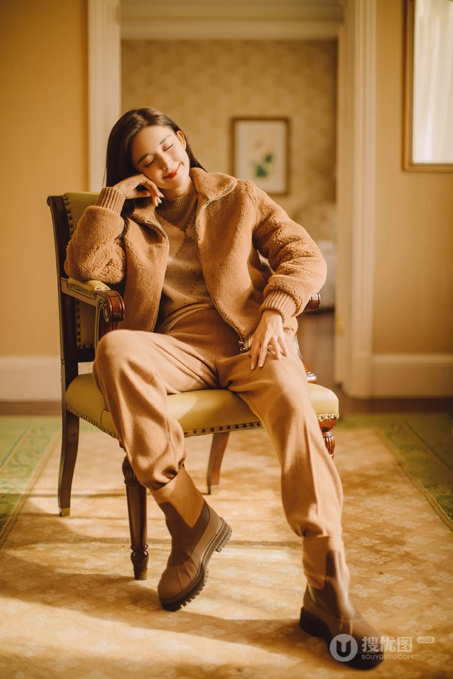 古力娜扎驼色系休闲穿搭随性写真，一张沙发凳也能玩出魅力时尚