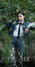 孟美岐酷美磨毛牛仔衣，牛仔裤，白衬衫穿搭公园街拍写真美照