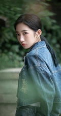 孟美岐酷美磨毛牛仔衣，牛仔裤，白衬衫穿搭公园街拍写真美照
