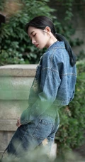 孟美岐酷美磨毛牛仔衣，牛仔裤，白衬衫穿搭公园街拍写真美照