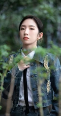 孟美岐酷美磨毛牛仔衣，牛仔裤，白衬衫穿搭公园街拍写真美照