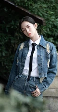 孟美岐酷美磨毛牛仔衣，牛仔裤，白衬衫穿搭公园街拍写真美照