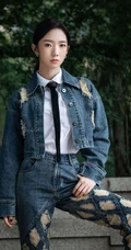 孟美岐酷美磨毛牛仔衣，牛仔裤，白衬衫穿搭公园街拍写真美照