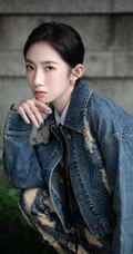 孟美岐酷美磨毛牛仔衣，牛仔裤，白衬衫穿搭公园街拍写真美照