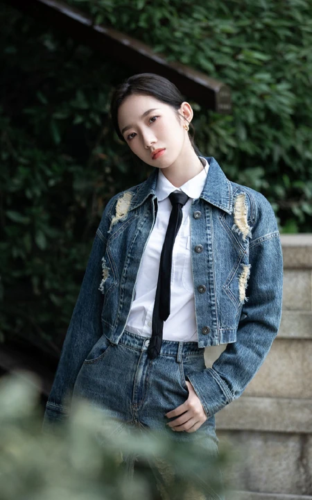孟美岐酷美磨毛牛仔衣，牛仔裤，白衬衫穿搭公园街拍写真美照