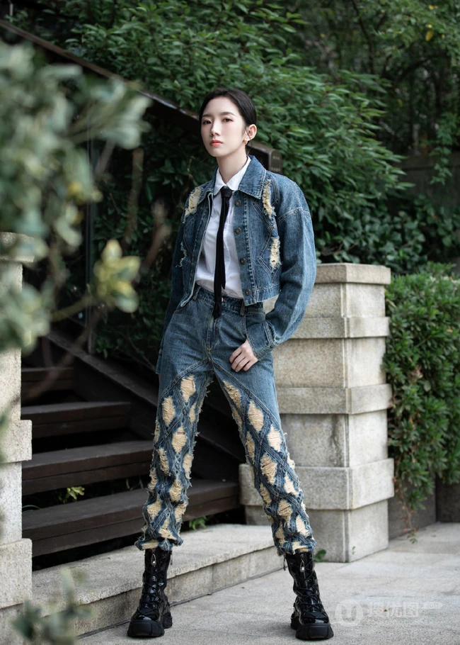 孟美岐酷美磨毛牛仔衣，牛仔裤，白衬衫穿搭公园街拍写真美照