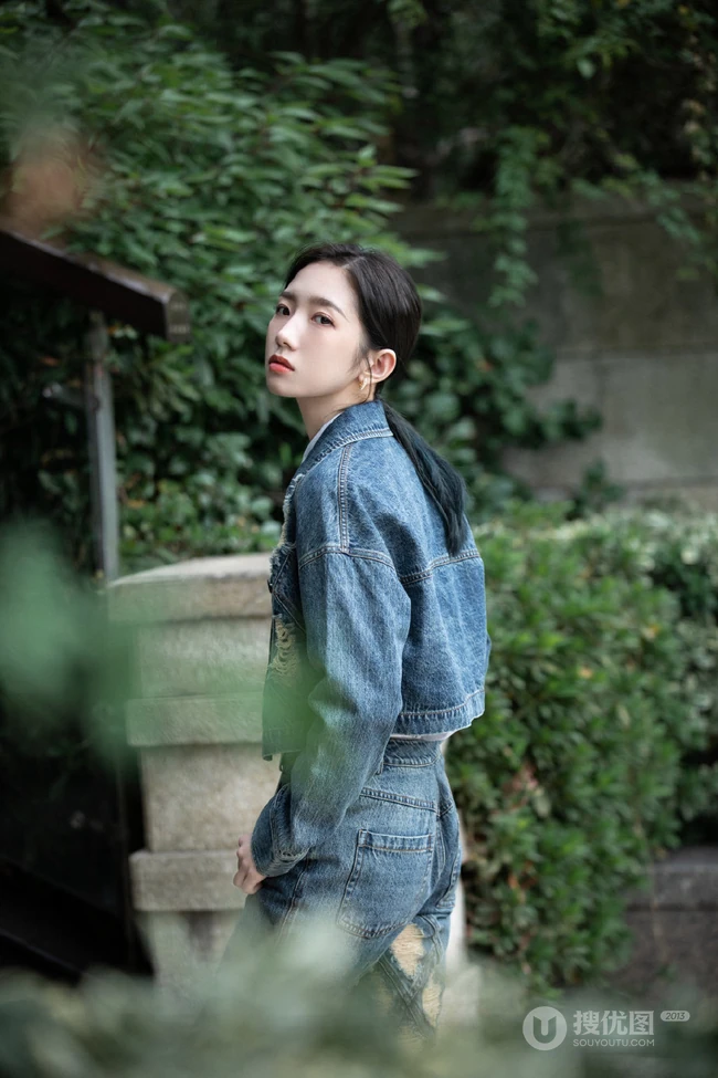 孟美岐酷美磨毛牛仔衣，牛仔裤，白衬衫穿搭公园街拍写真美照