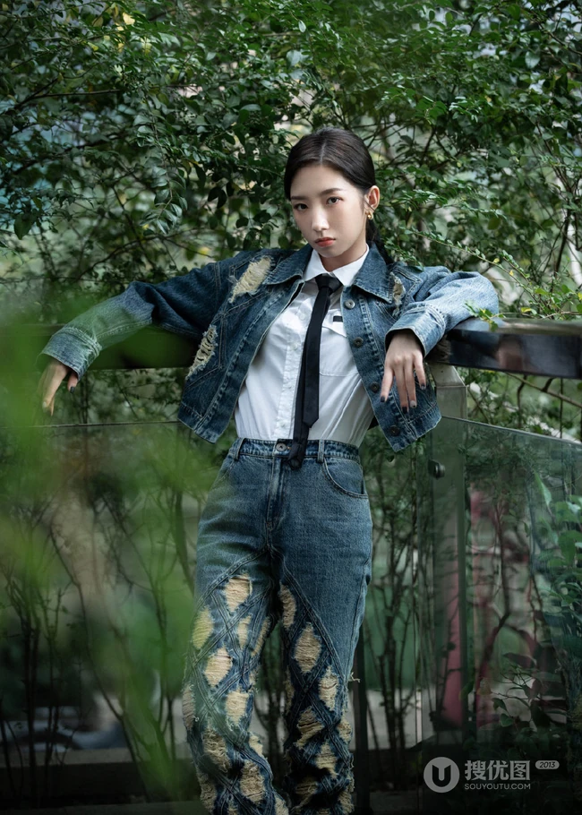 孟美岐酷美磨毛牛仔衣，牛仔裤，白衬衫穿搭公园街拍写真美照