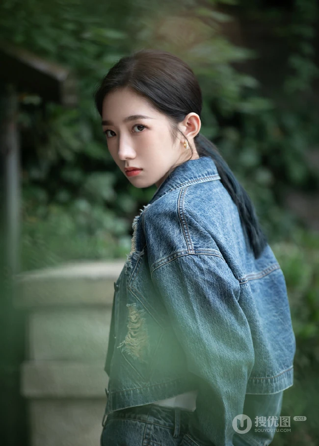 孟美岐酷美磨毛牛仔衣，牛仔裤，白衬衫穿搭公园街拍写真美照