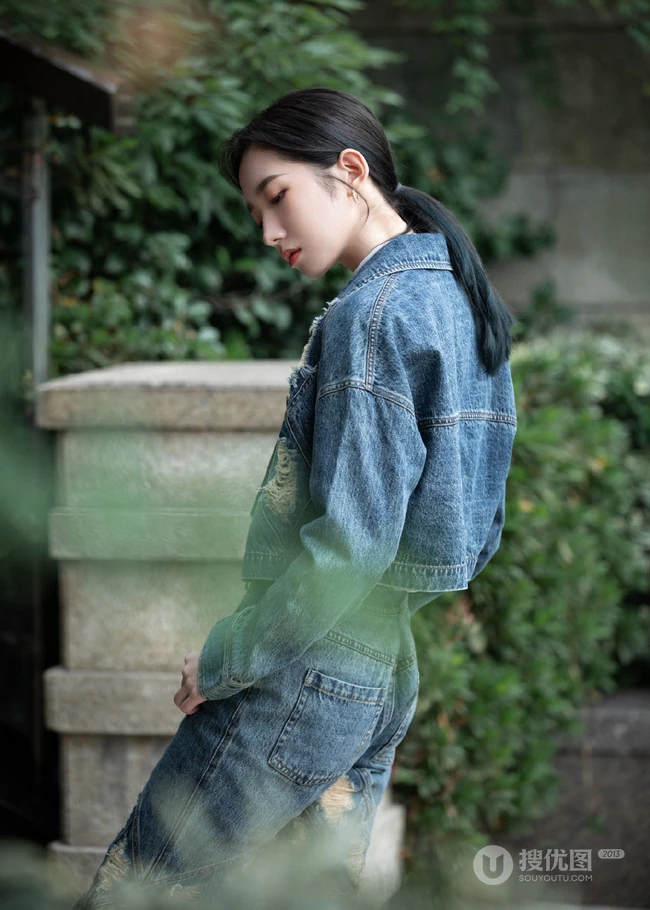孟美岐酷美磨毛牛仔衣，牛仔裤，白衬衫穿搭公园街拍写真美照