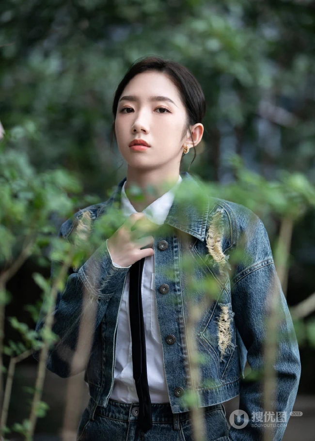 孟美岐酷美磨毛牛仔衣，牛仔裤，白衬衫穿搭公园街拍写真美照