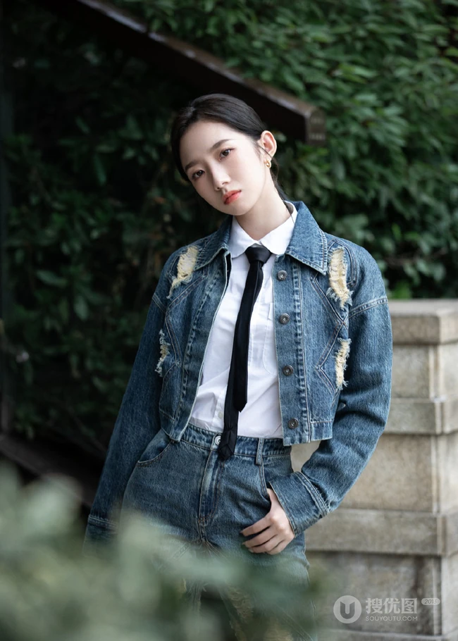 孟美岐酷美磨毛牛仔衣，牛仔裤，白衬衫穿搭公园街拍写真美照