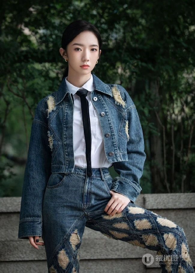 孟美岐酷美磨毛牛仔衣，牛仔裤，白衬衫穿搭公园街拍写真美照