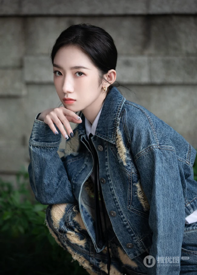 孟美岐酷美磨毛牛仔衣，牛仔裤，白衬衫穿搭公园街拍写真美照