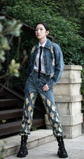 孟美岐酷美磨毛牛仔衣，牛仔裤，白衬衫穿搭公园街拍写真美照