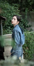 孟美岐酷美磨毛牛仔衣，牛仔裤，白衬衫穿搭公园街拍写真美照