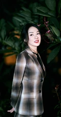 霍思燕工作室最新写真，小格纹亮眼西服短裙穿搭，笑容动人