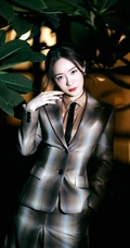 霍思燕工作室最新写真，小格纹亮眼西服短裙穿搭，笑容动人