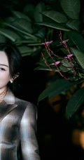 霍思燕工作室最新写真，小格纹亮眼西服短裙穿搭，笑容动人