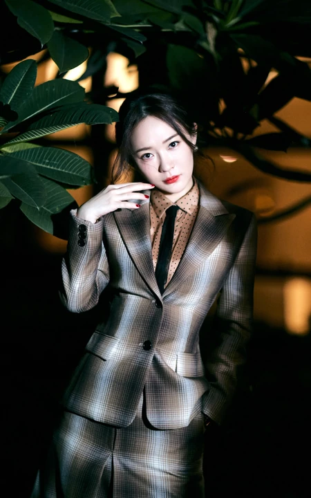 霍思燕工作室最新写真，小格纹亮眼西服短裙穿搭，笑容动人