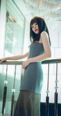 张靓颖澳门活动酒店写真，齐刘海造型配礼裙短裙，气质动人