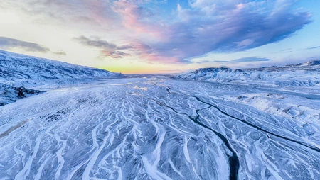 冰天雪地的山脉河川落日风景