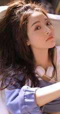 漂亮可爱，动静皆宜，元气俏皮卷发少女休闲背心短裤绝美室内照