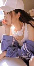 漂亮可爱，动静皆宜，元气俏皮卷发少女休闲背心短裤绝美室内照