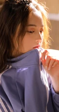 漂亮可爱，动静皆宜，元气俏皮卷发少女休闲背心短裤绝美室内照