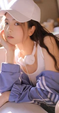 漂亮可爱，动静皆宜，元气俏皮卷发少女休闲背心短裤绝美室内照