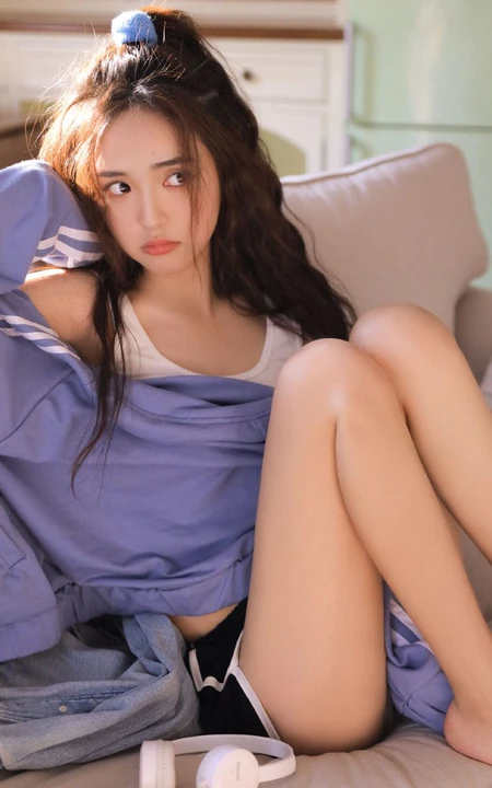 漂亮可爱，动静皆宜，元气俏皮卷发少女休闲背心短裤绝美室内照